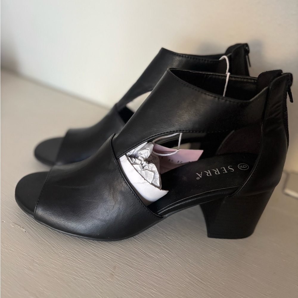 Sierra Women’s Heels size 9 NWT